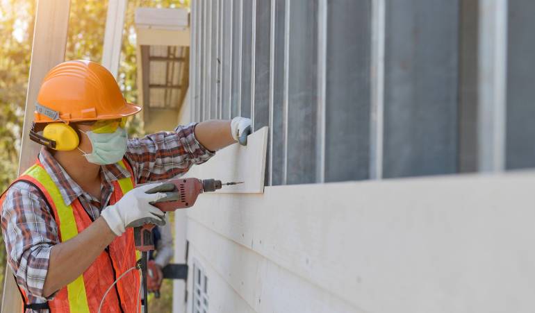 Should You Repair or Replace Damaged Siding?